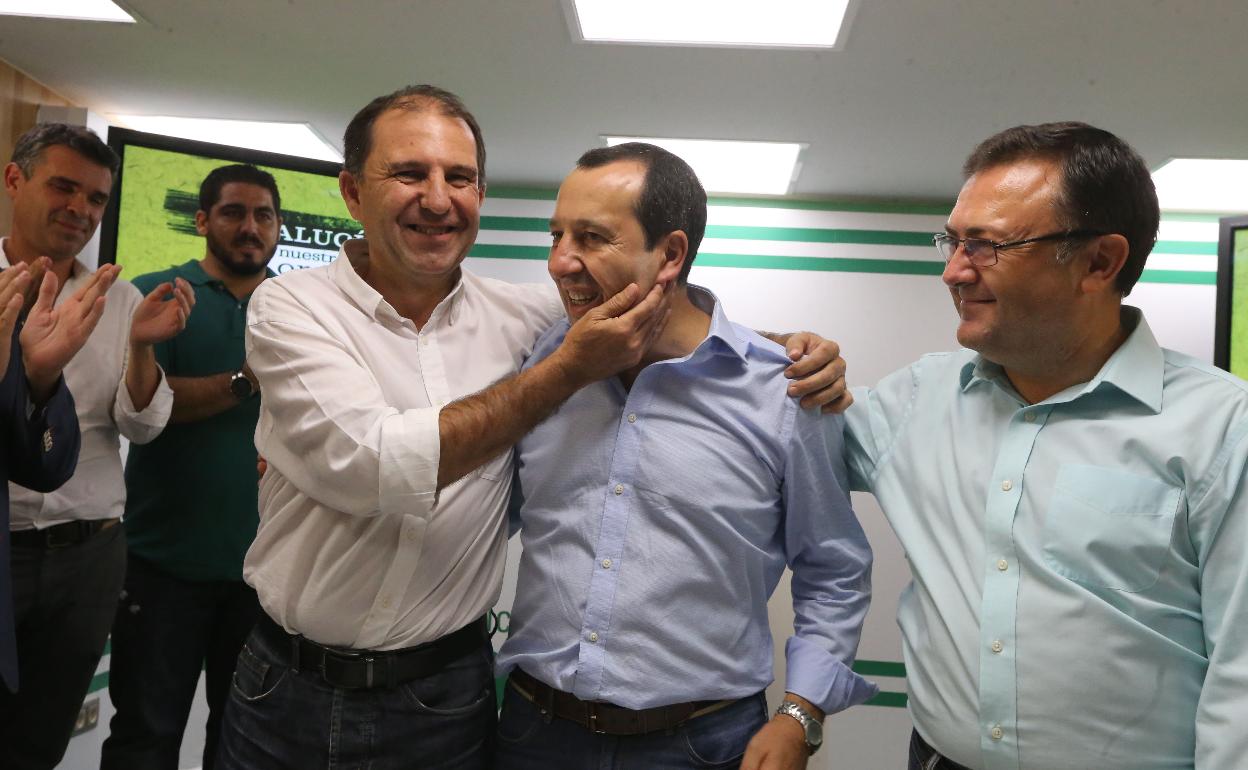 Rafael Fuentes felicita a José Luis Ruiz Espejo tras ganarle este las primarias de 2017.