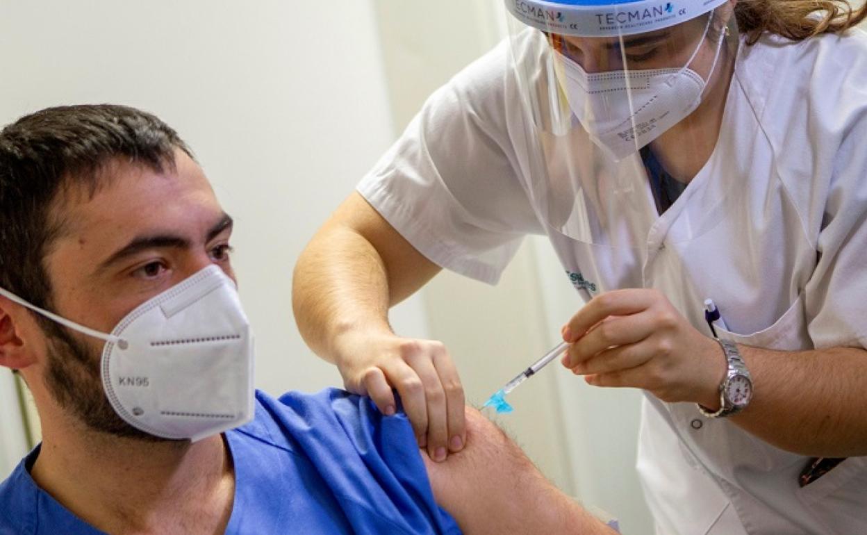 Un sanitario recibe la vacuna de BionTech Pfizer a través de una inyección intramuscular. 