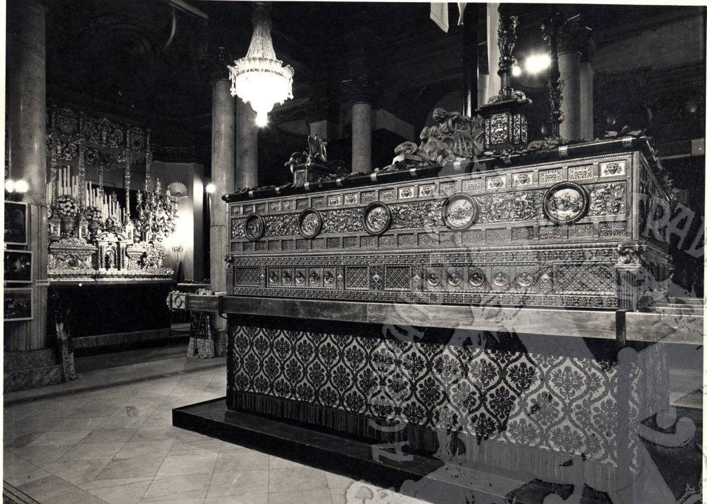 Exposición de tronos y enseres en Madrid en 1960