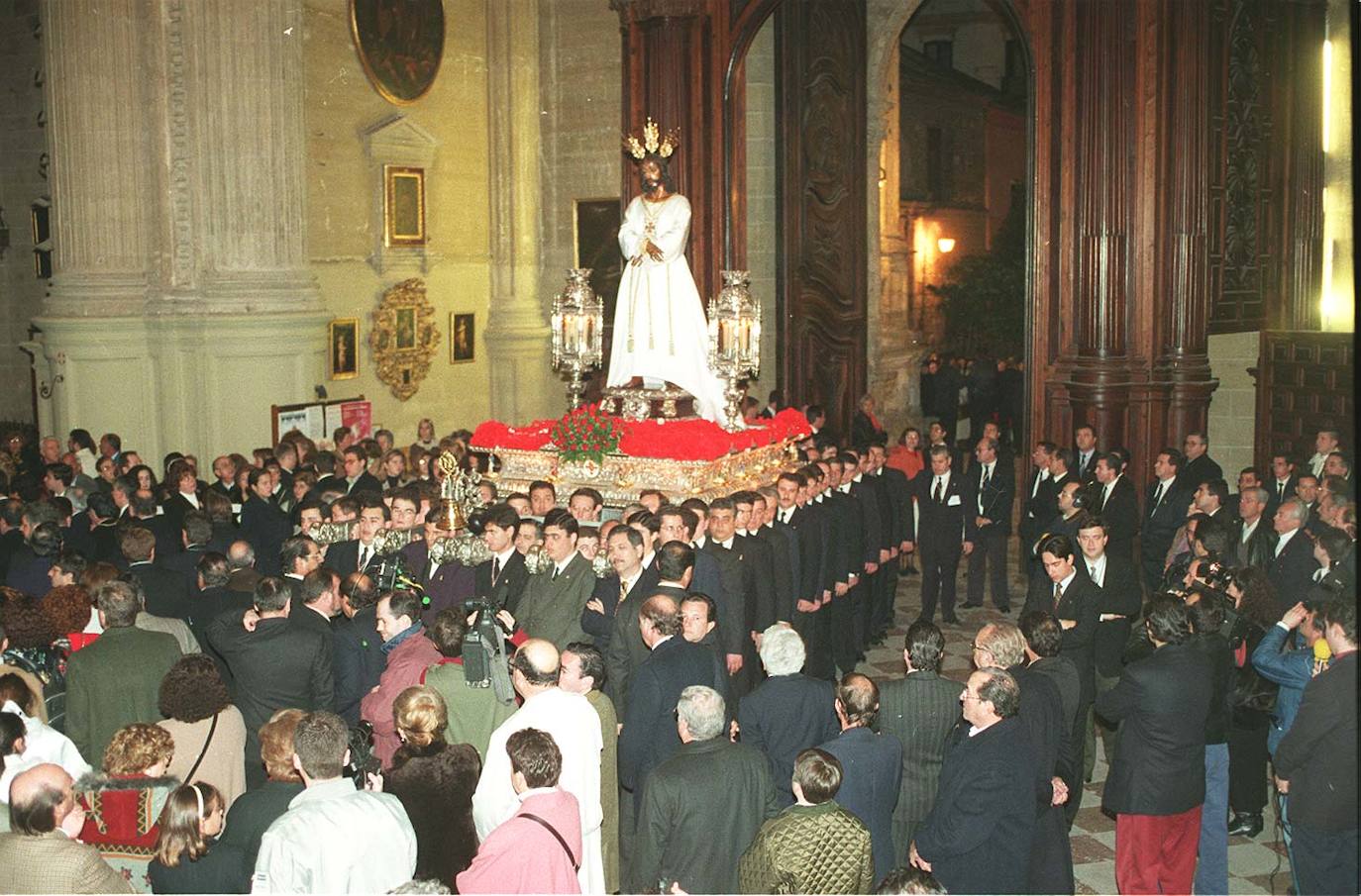 Vía crucis con la imagen de Jesús Cautivo en la Catedral en 1996