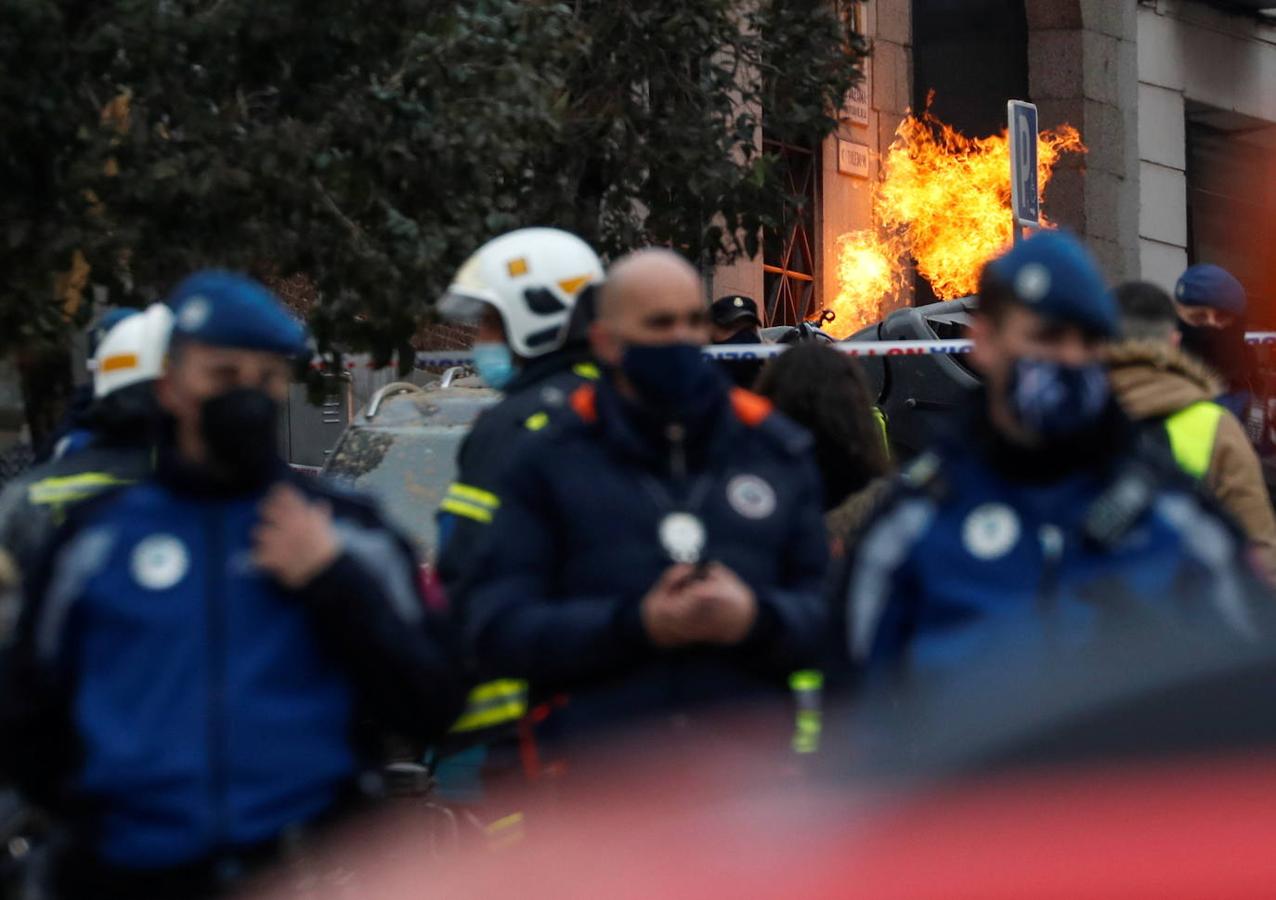 Las llamas se elevan desde un edificio después de una explosión en el centro de Madrid. 
