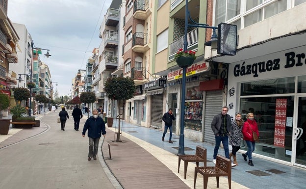 Imagen principal - Arriba, la calle del Mar en Torre del Mar; abajo a la izquierda, interior del centro comercial El Ingenio, y a la derecha, un supermercado en Vélez-Málaga. 