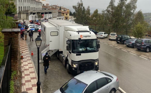 La unidad móvil, este miércoles en Alcaucín. 