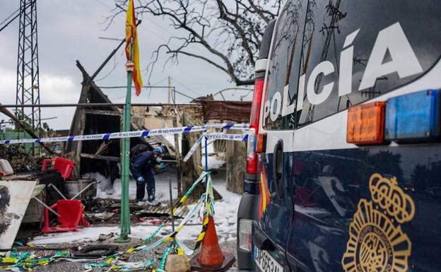 Imagen principal - Manolo y Conchi, vecinos de La Luz, víctimas del incendio en una casa de chapa en Churriana