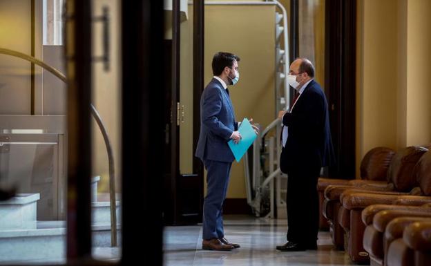 Pere Aragonès (ERC) y Miquel Iceta (PSC) conversan en los pasillos del Parlament. 