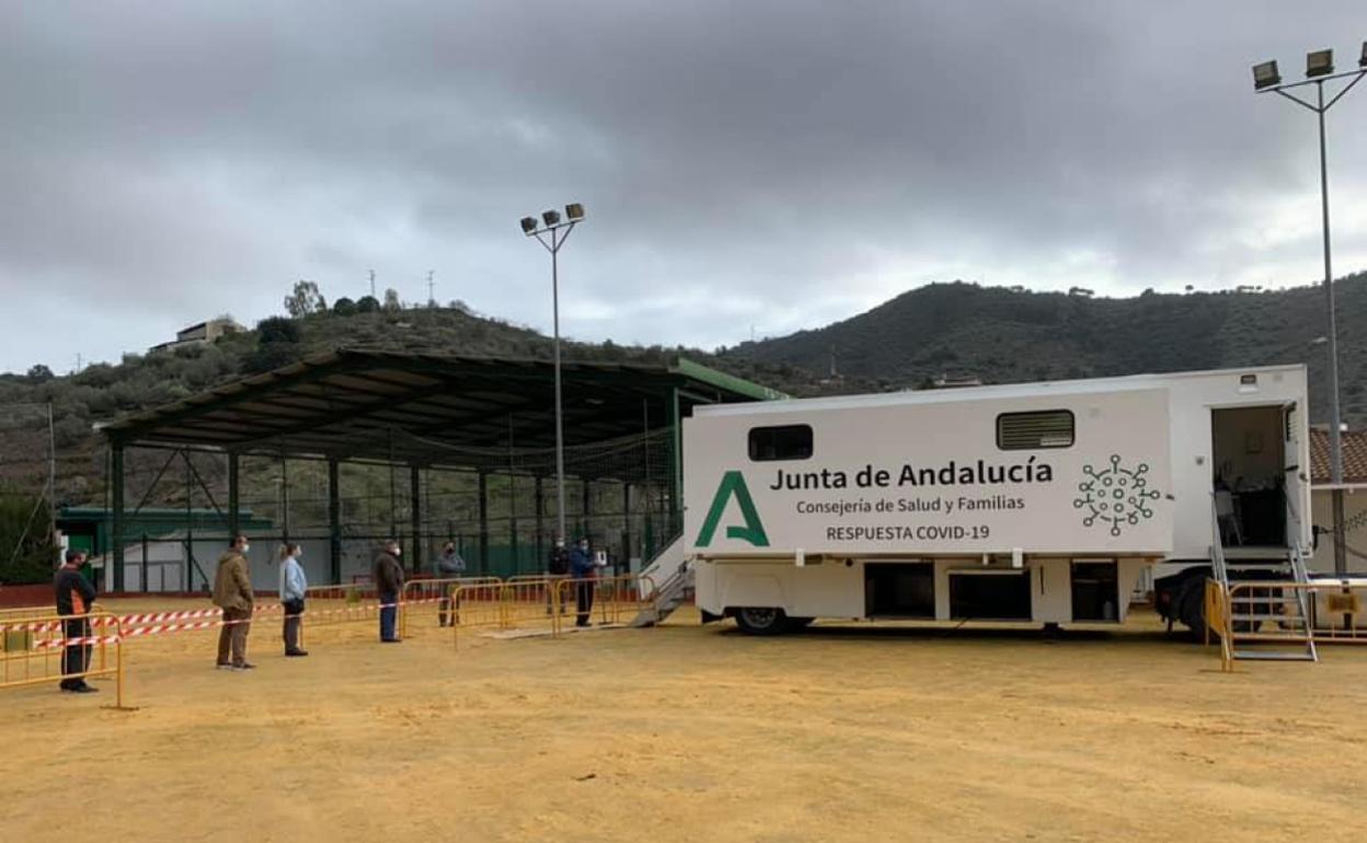 Unidad móvil de la Junta, este jueves en el campo de fútbol de Arenas. 