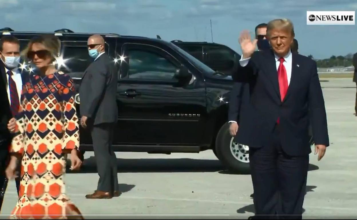 Donald Trump y Melania abandonan el aeropuerto de Palm Beach, Florida, en el que aterrizaron con el Air Force One procedentes de la base Andrews.