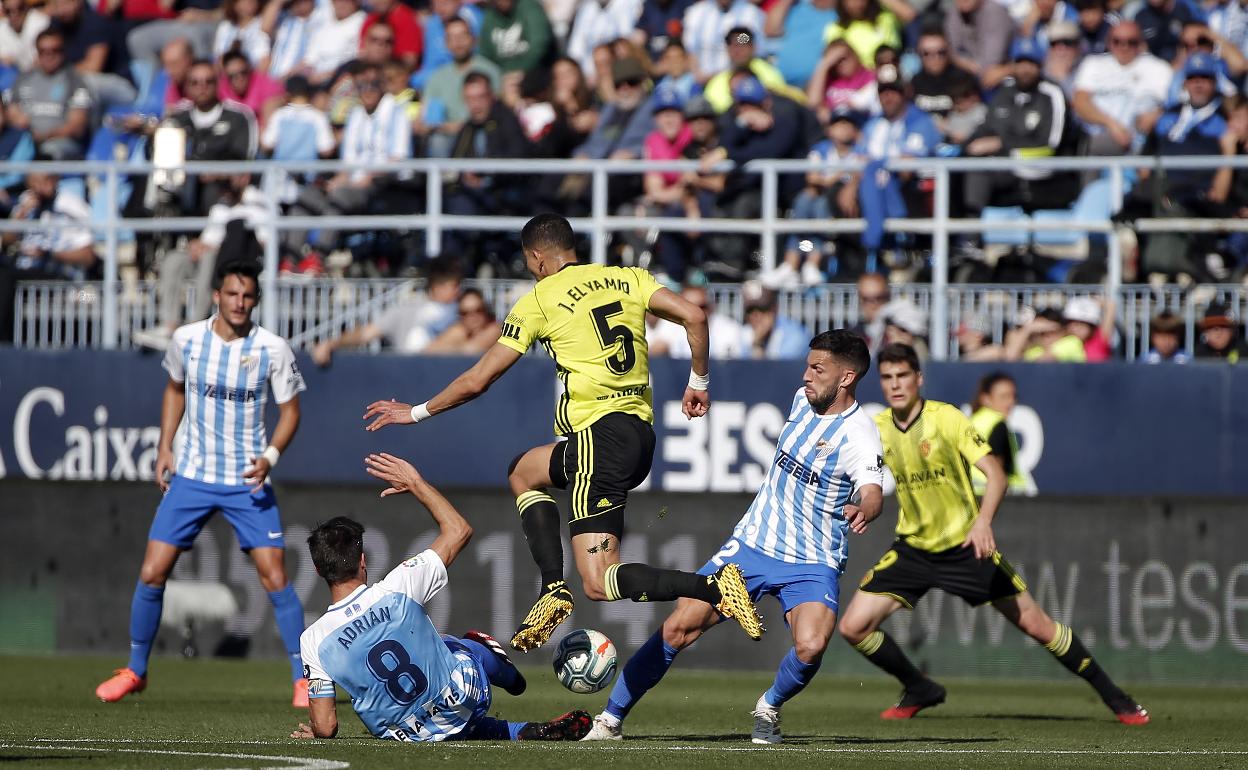 Una de las jugadas del Málaga-Zaragoza que se disputó el pasado 8 de marzo de 2020.