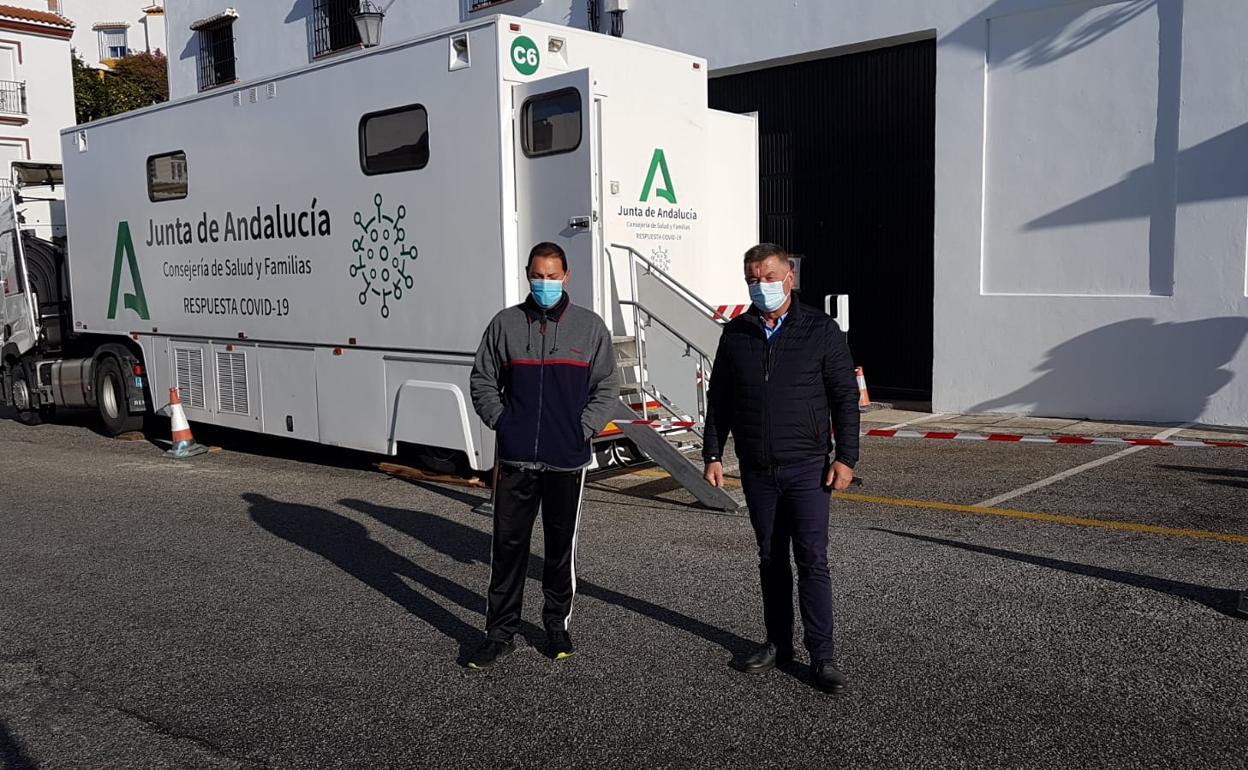 El alcalde de Canillas de Albaida, Jorge Martín, ha acudido a la unidad móvil del cribado. 