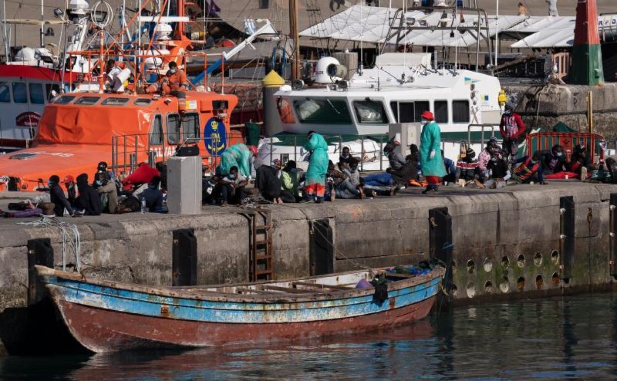 Personal de Cruz Roja y del Servicio Canario de Salud atienden a los 48 inmigrantes subsaharianos que fueron rescatados este miércoles en Canarias 