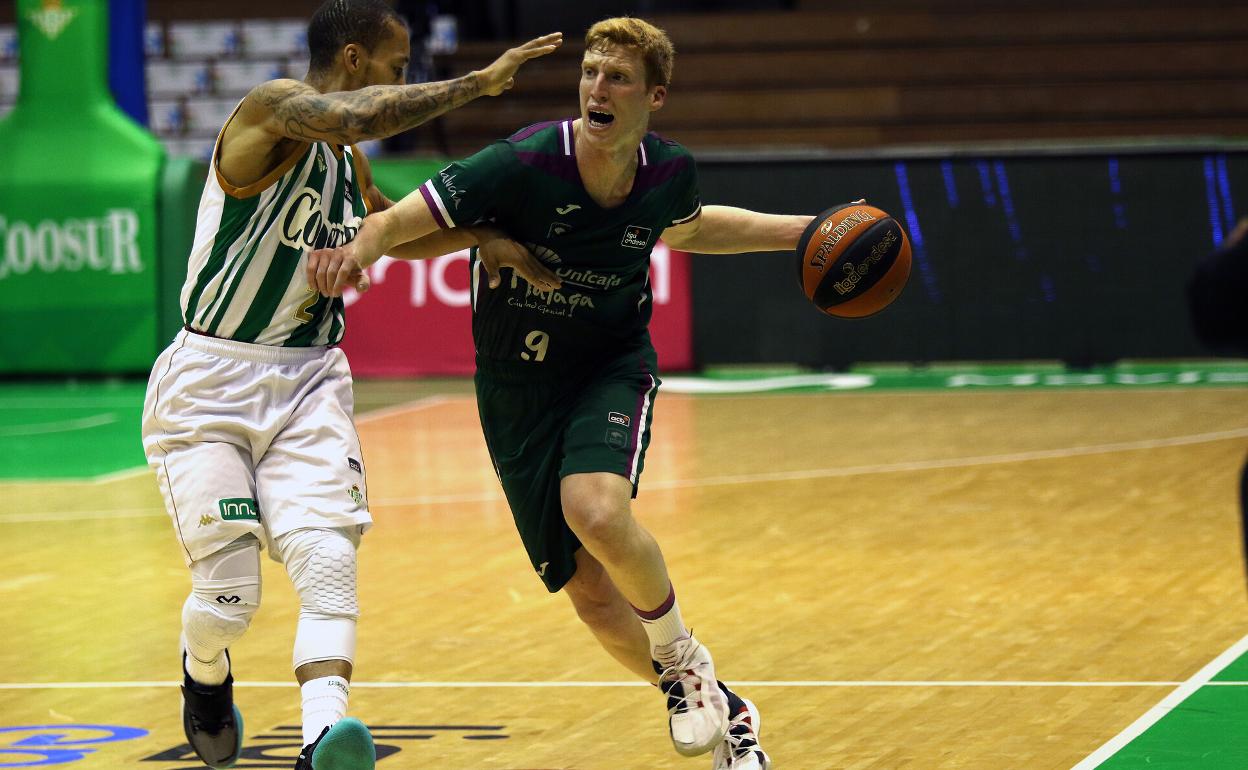Randle intenta impedir el avance de Alberto Díaz en el partido jugado en Sevilla. 
