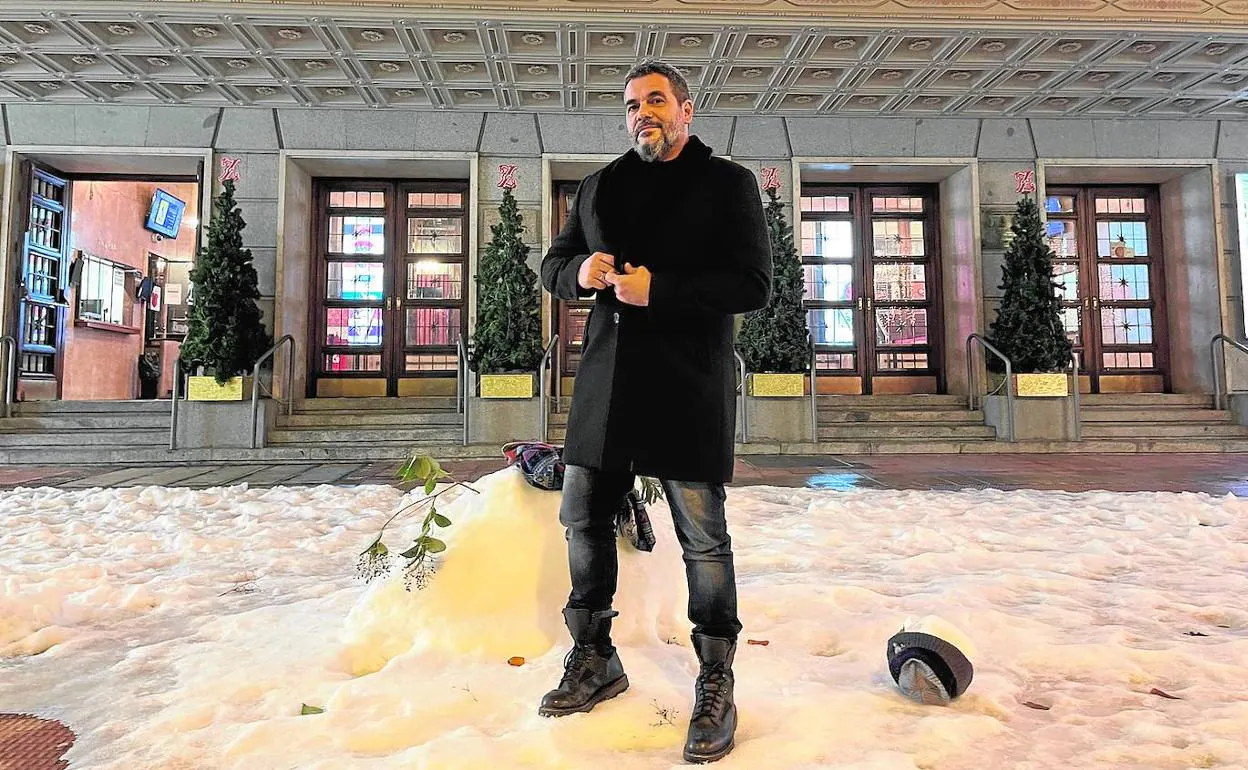 Antonio Torres, a las puertas del Teatro de la Zarzuela, con restos de la intensa nevada en Madrid. 