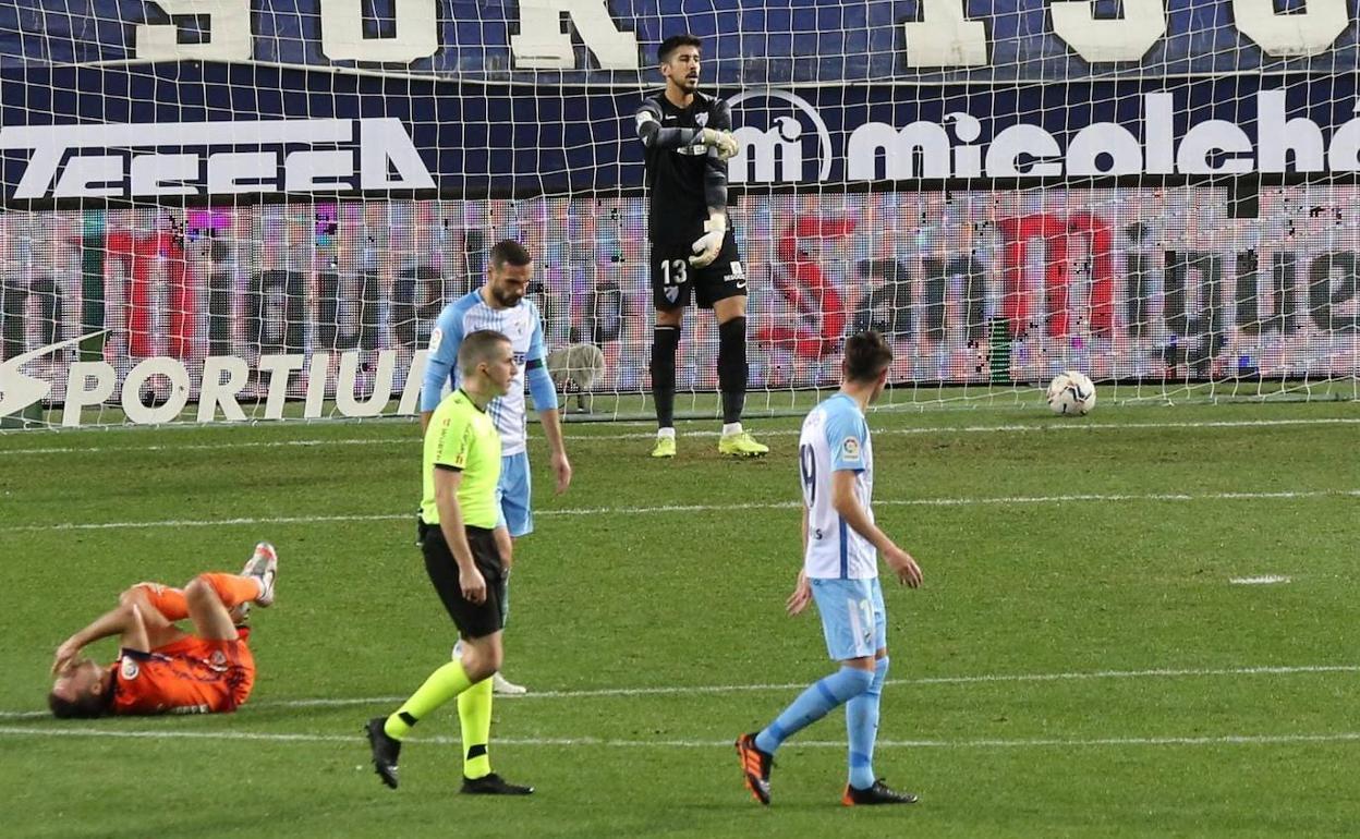 Los jugadores del Málaga Barrio (portero), Lombán y Jozabed, cabizbajos tras encajar el 0-2 en el partido contra la Ponferradina.