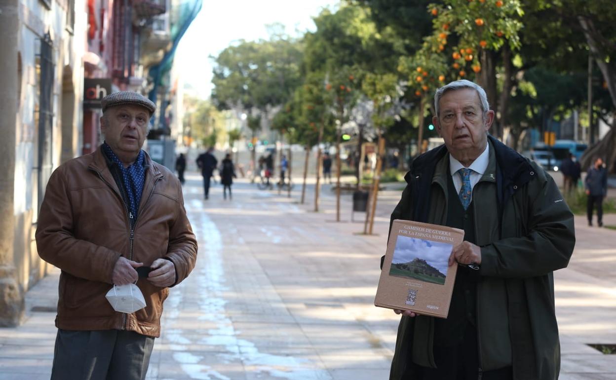 Javier Ramírez y Carlos Vara, con el libro, en la Alameda.