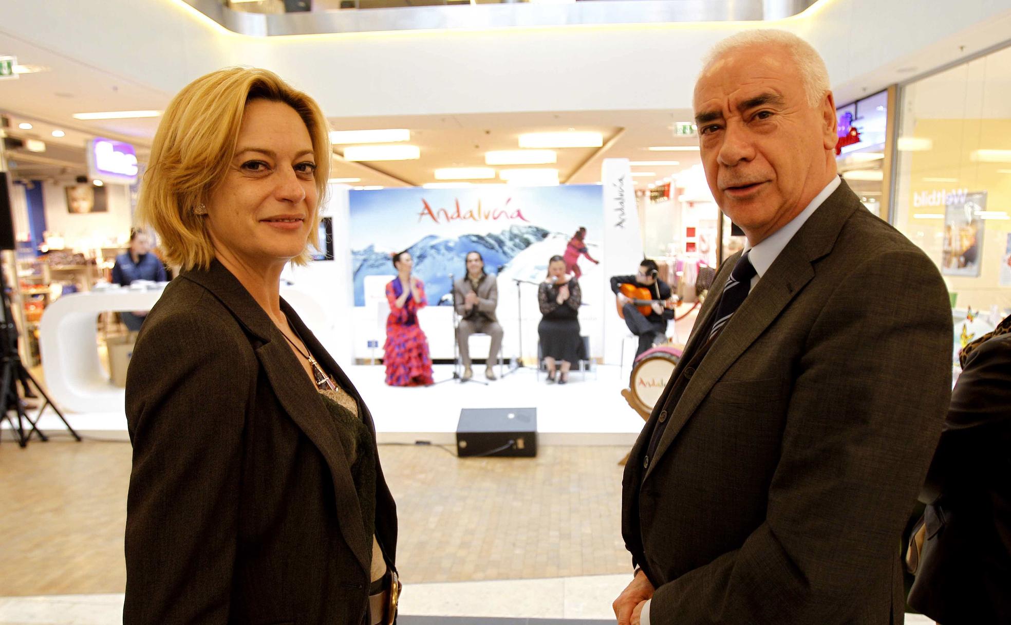 Montserrat Reyes junto a Luciano Alonso en una feria de turismo cuando era viceconsejera del ramo