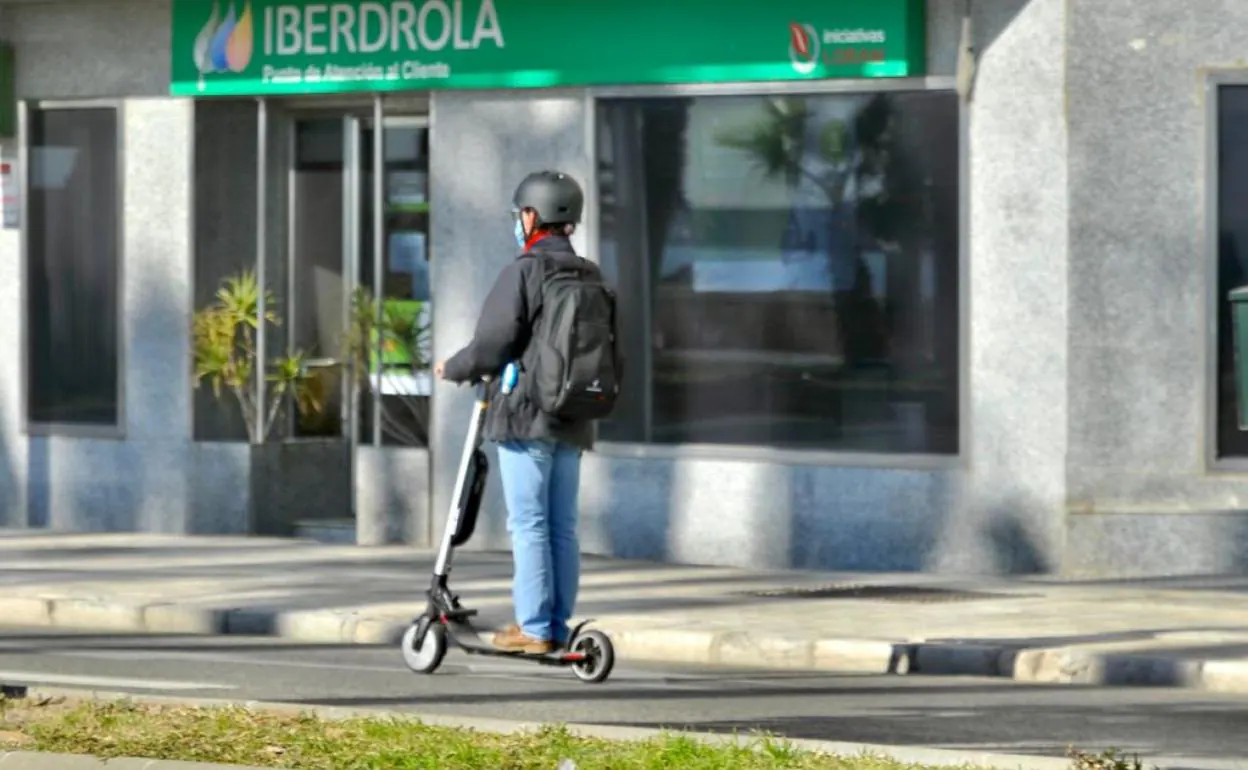 Un usuario circula con su patinete eléctrico por el carril 30. 