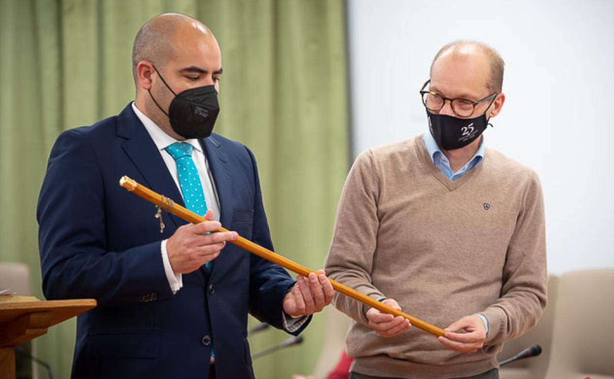 Jose María Rodríguez y José Antonio Víquez, en la entrega del bastón de mando. 