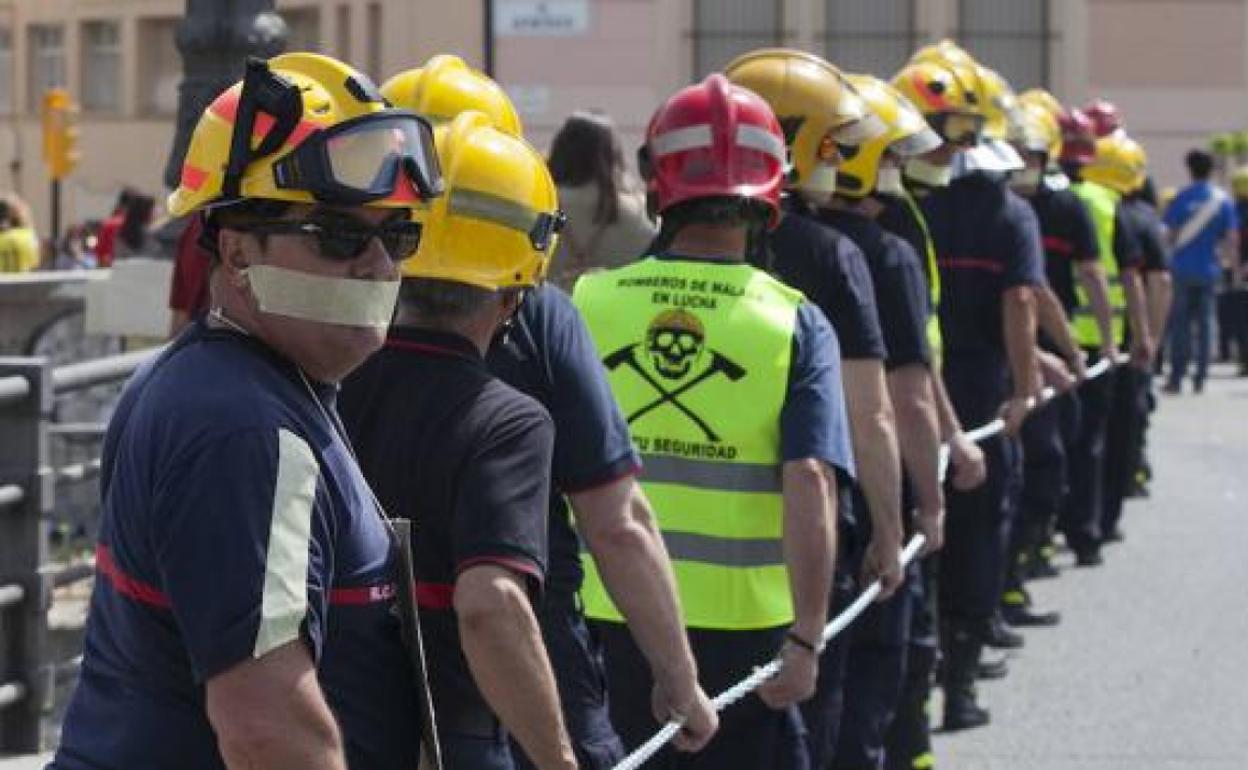 Imagen de la manifestación de los bomberos de Málaga en abril de 2017. 