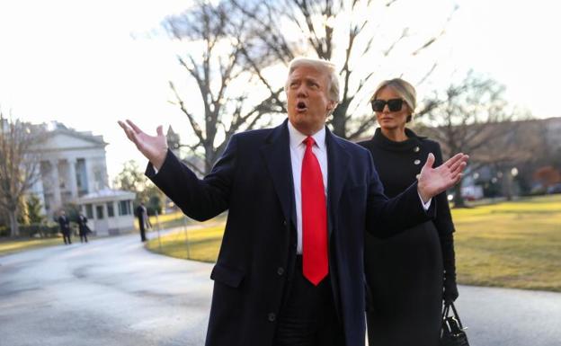 Trump. junto a su esposa, abandonando la Casa Blanca. 