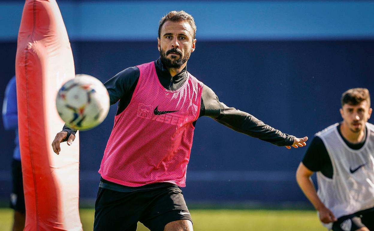 Orlando Sá se prepara para golpear un balón en un entrenamiento del Málaga en el Anexo de La Rosaleda.