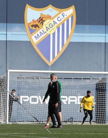 Imagen secundaria 2 - Varios instantes del entrenamiento del Málaga durante el breve espacio permitido para los medios gráficos. 