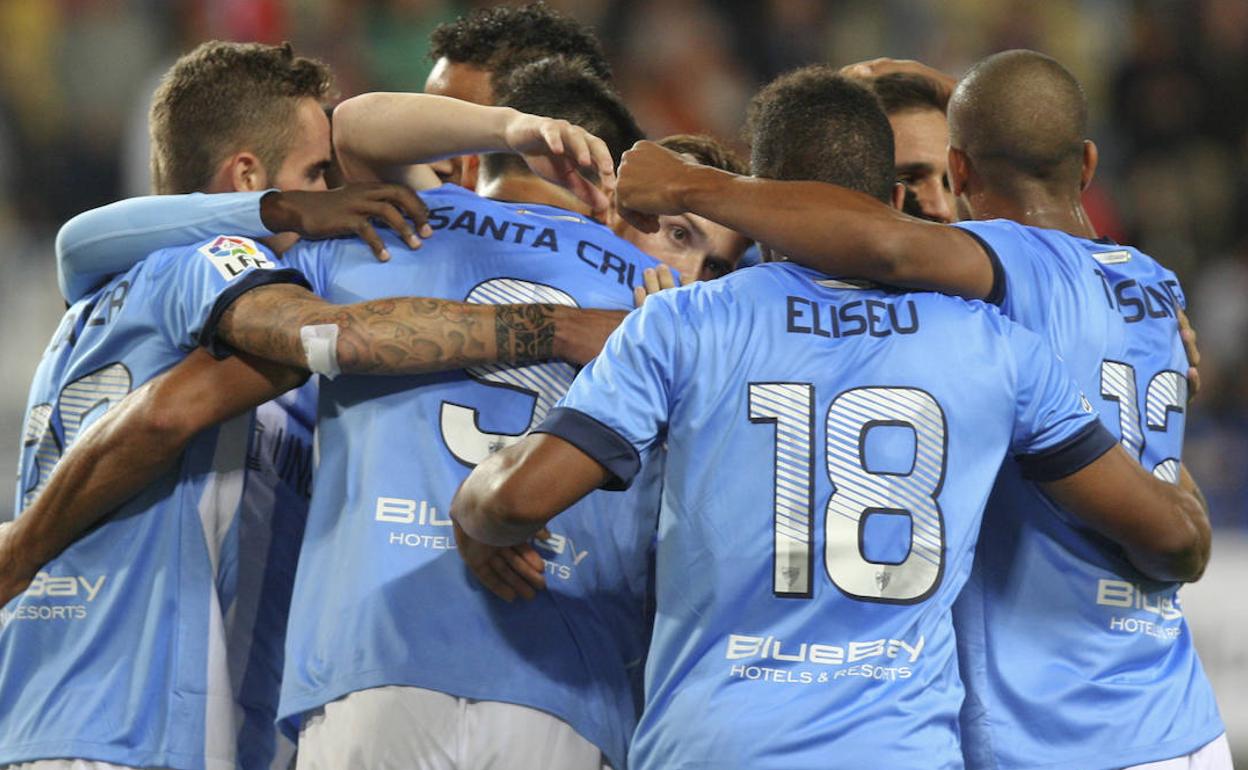 La publicidad de BlueBay en las camiseta del Málaga de la temporada 13-14, bajo los dorsales.