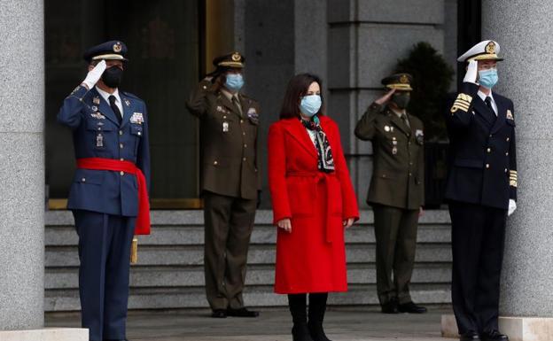 Margarita Robles, escoltada por El almirante general Teodoro López Calderón y el general del Aire Miguel Ángel Villarroya 