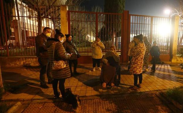 Los vecinos de Santa Fe (Granada) vuelven a la calle por los terremotos.