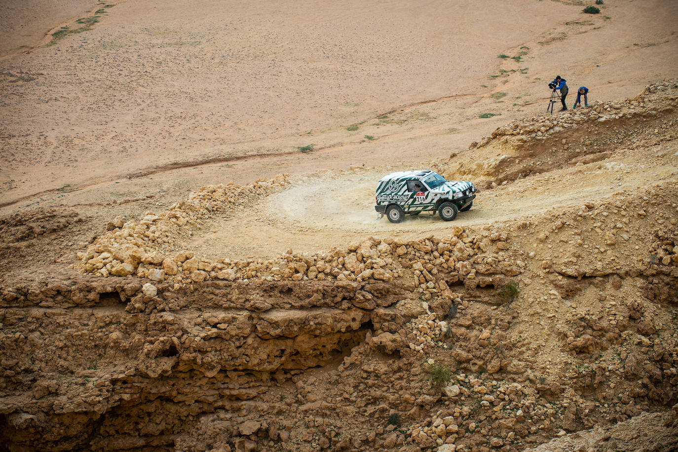 Pionero en la nueva aventura del Dakar con coches clásicos. Estas son algunas de las mejores fotos de aquella aventura. 