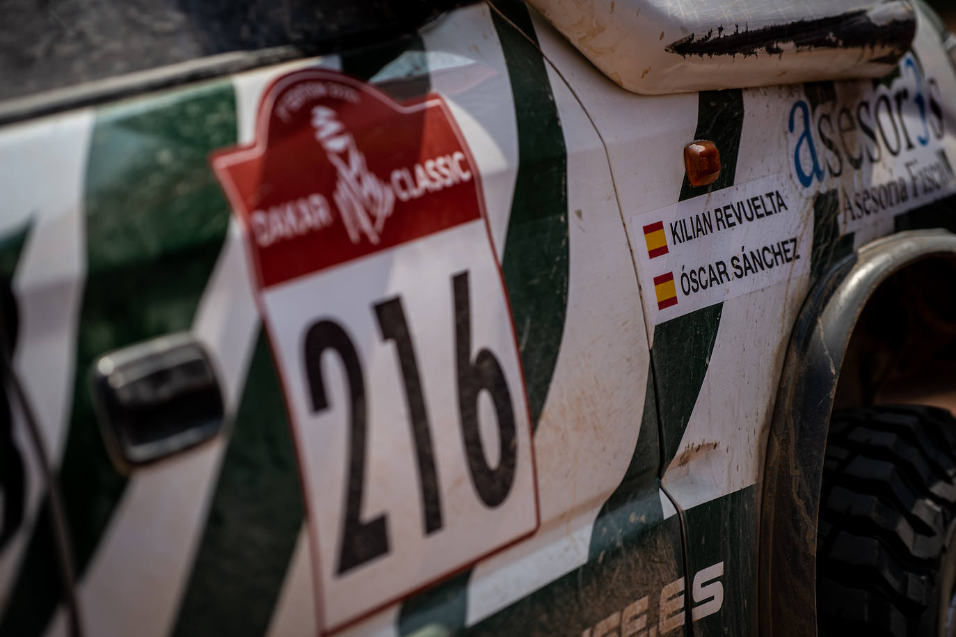 Pionero en la nueva aventura del Dakar con coches clásicos. Estas son algunas de las mejores fotos de aquella aventura. 