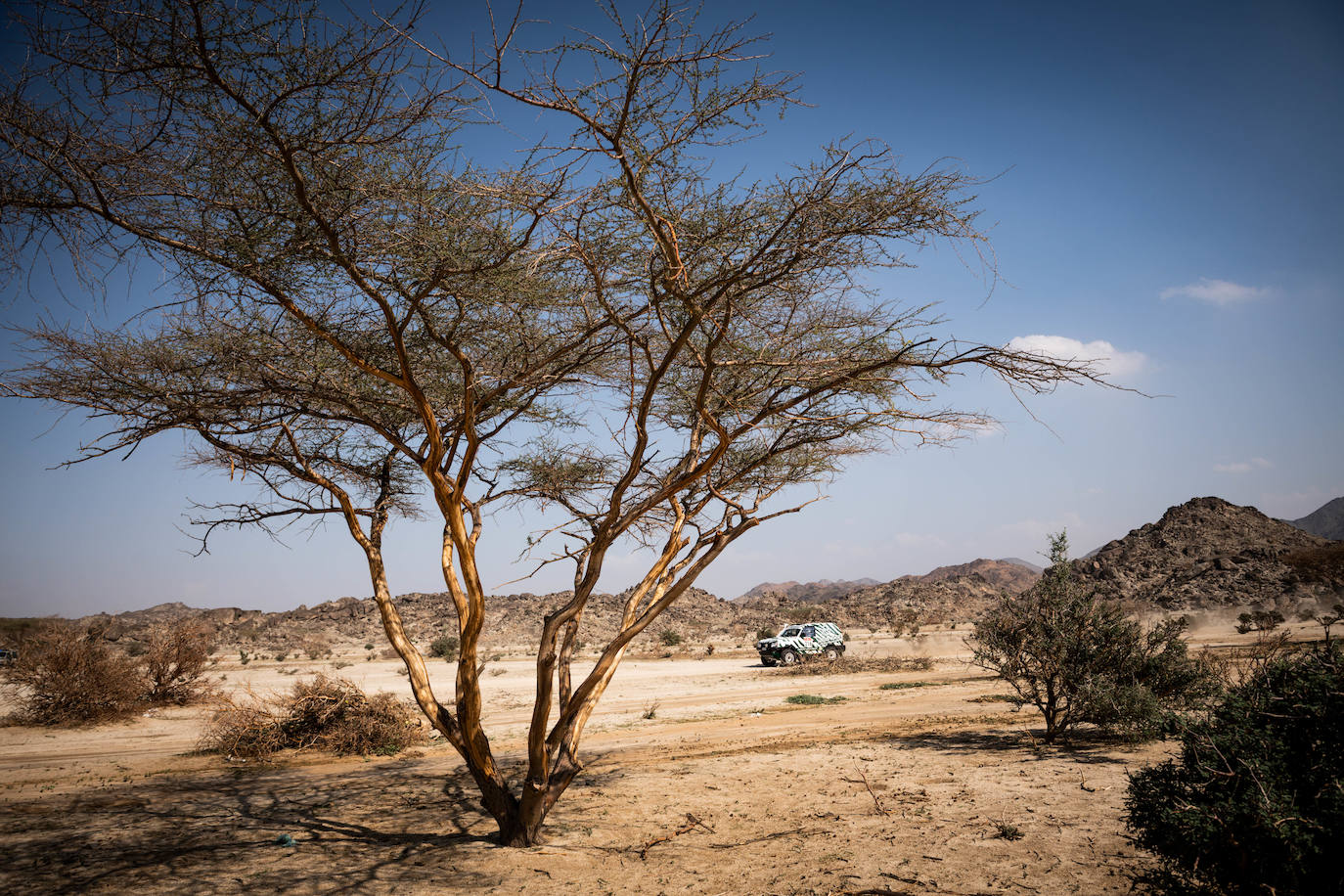 Pionero en la nueva aventura del Dakar con coches clásicos. Estas son algunas de las mejores fotos de aquella aventura. 