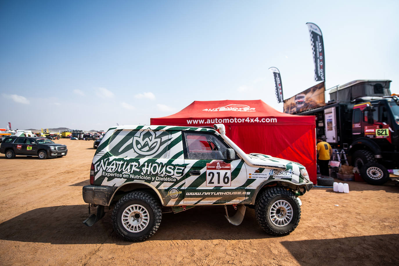 Pionero en la nueva aventura del Dakar con coches clásicos. Estas son algunas de las mejores fotos de aquella aventura. 