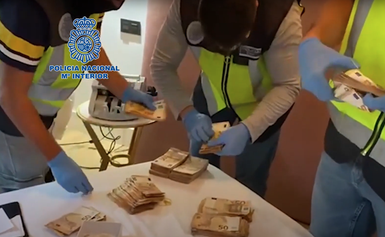 Agentes de la Policía Nacional recuentan el efectivo incautado en el domicilio de un conocido narcotraficante, en Marbella. 