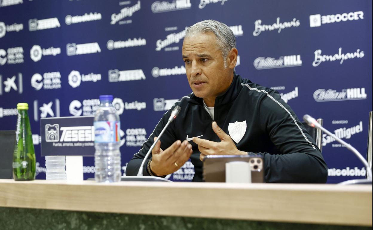 El entrenador del Málaga, Sergio Pellicer, en una rueda de prensa en el estadio de La Rosaleda.