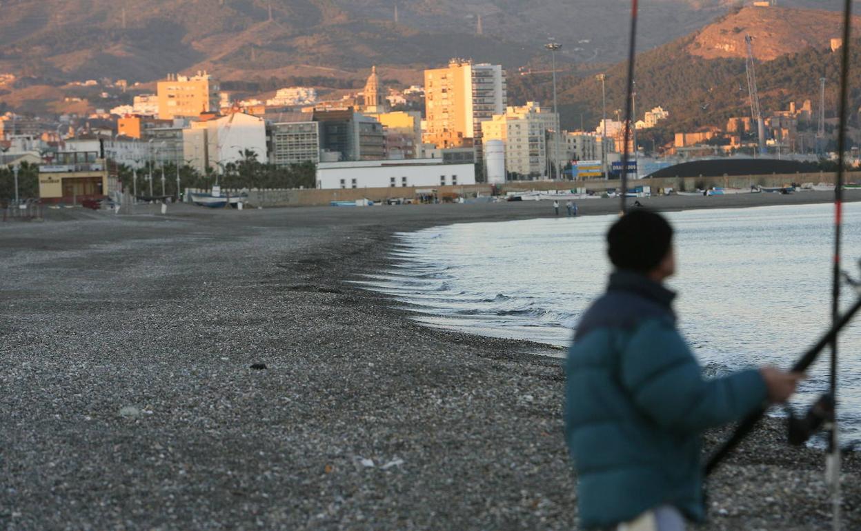 Imagen de archivo de la playa de Huelin, donde se rescató el cuerpo este viernes. 