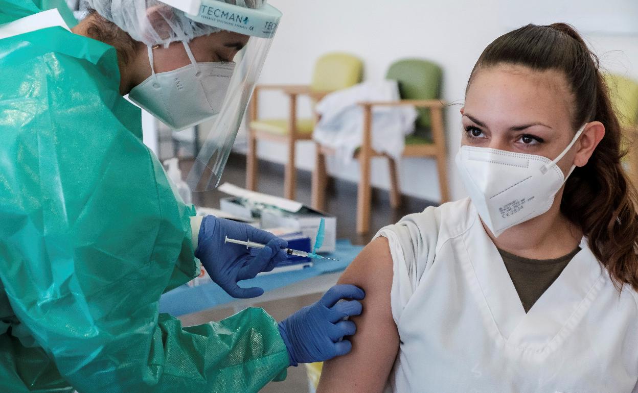 España registra apenas 347 notificaciones de efectos secundarios tras el arranque de la vacunación contra el Covid