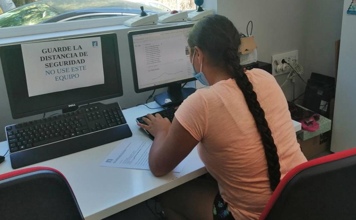 Una usuaria accede a internet desde un centro Guadalinfo. 