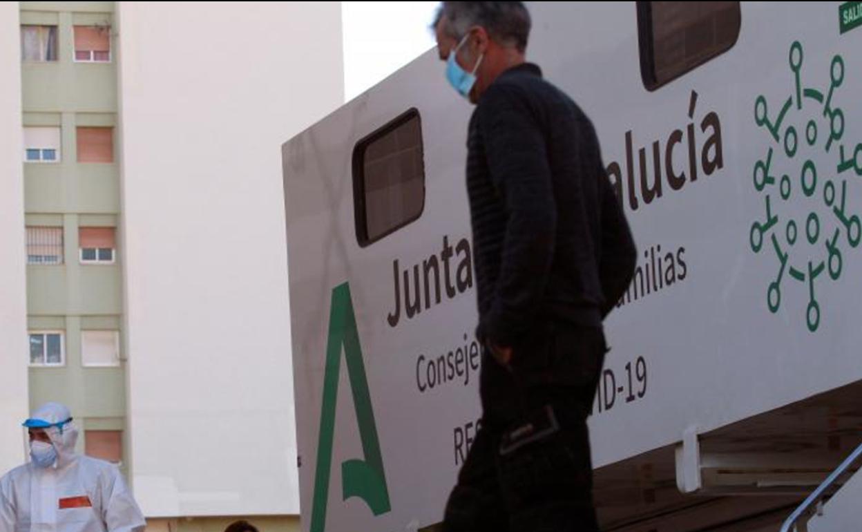 Andalucía registra 7.899 casos, nuevo récord diario de toda la pandemia, y suma 69 muertes