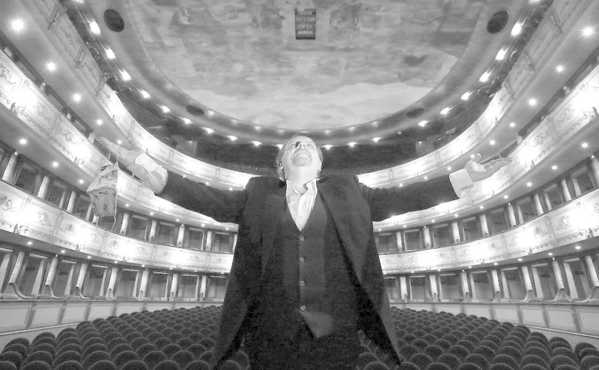 El tenor Luis Pacetti, en el Teatro Cervantes, donde dio su última actuación antes de contraer la enfermdad. 