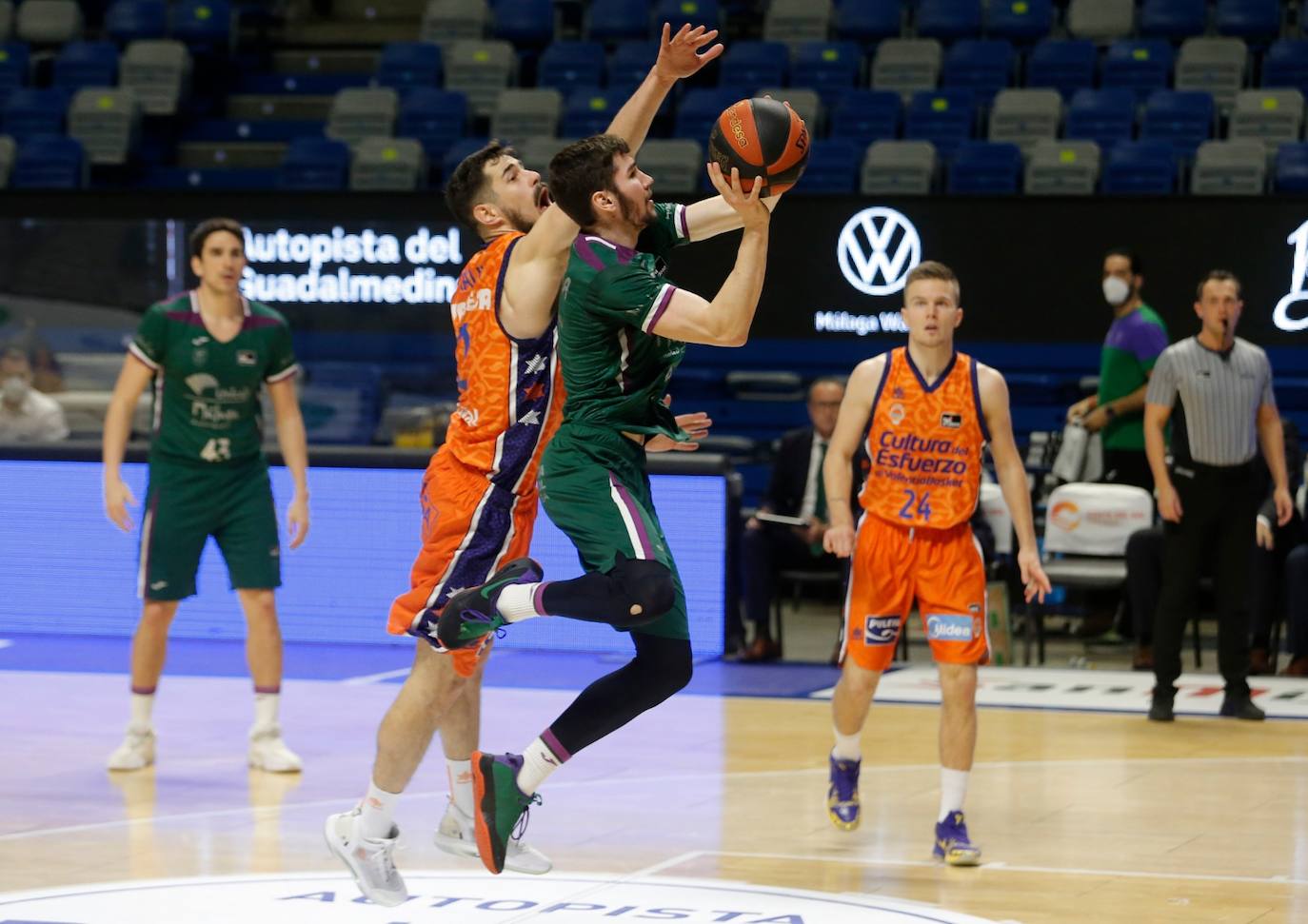 Derrota del Unicaja en casa ante el Valencia Basket. 
