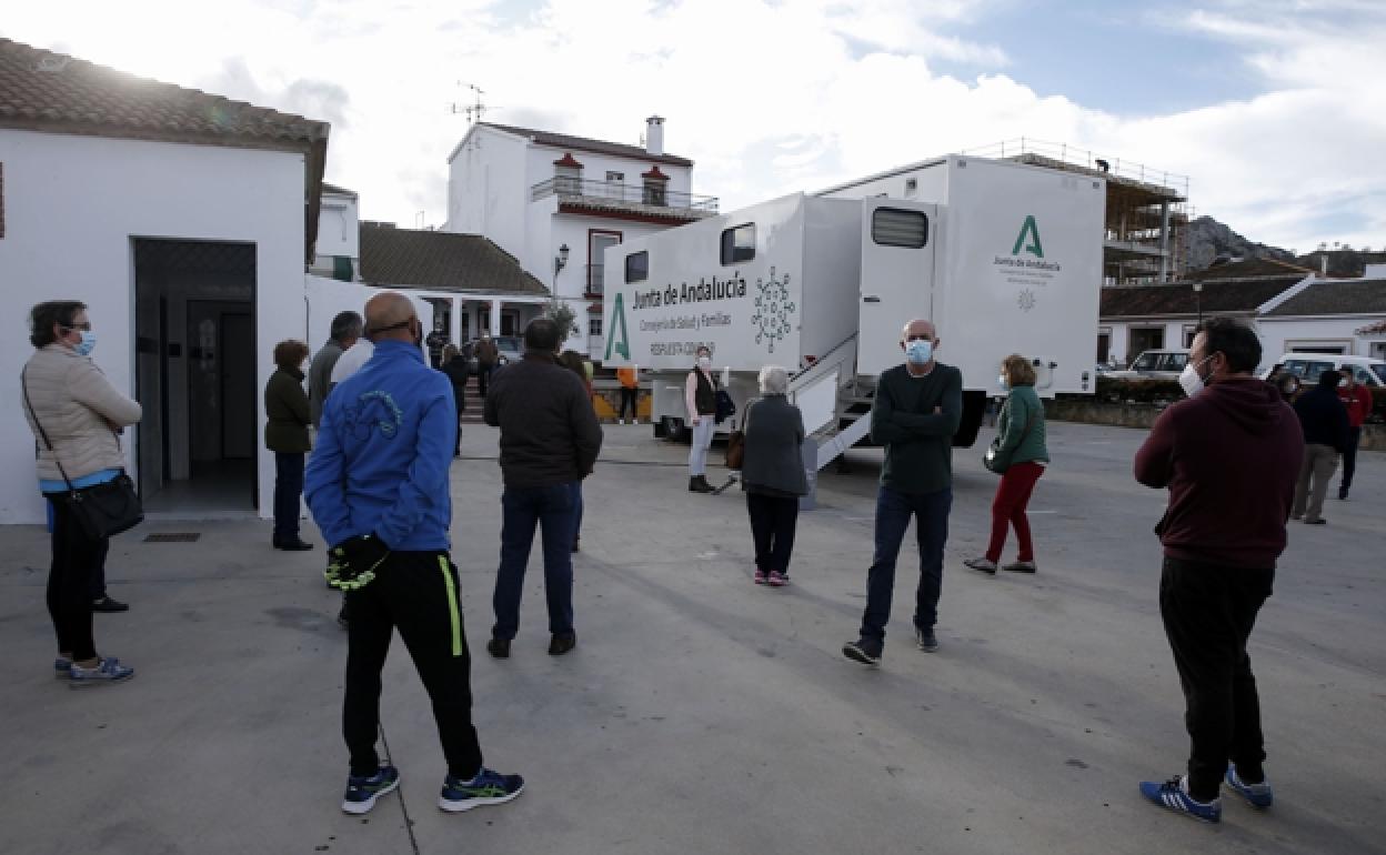 Inicio de las pruebas PCR a toda la población en Cuevas del Becerro el pasado diciembre. / ÑITO SALAS