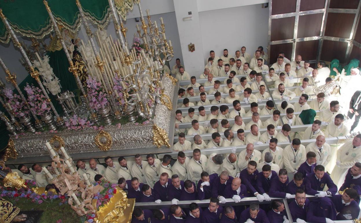 Los tronos de la Cofradía de Nueva Esperanza, en la casa hermandad, momentos antes de salir en 2019. 