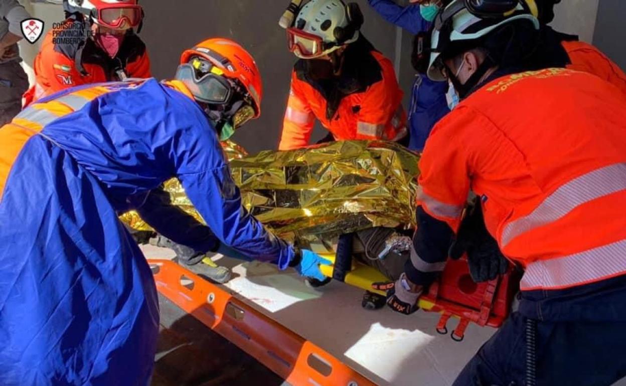 Un accidente laboral con una radial obliga a movilizar a los Bomberos de Estepona
