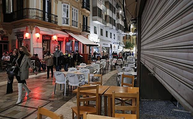 Málaga capital baja hoy de los mil contagios pero no evita su cierre general desde esta medianoche