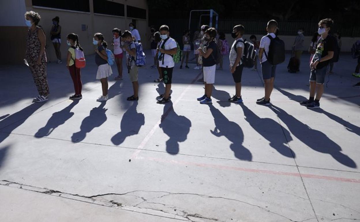 Alumnos en un centro escolar el primer día de clase