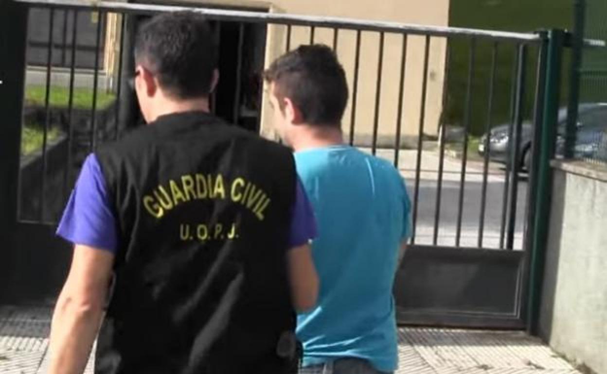 Imagen del joven tras ser detenido por la Guardia Civil. 