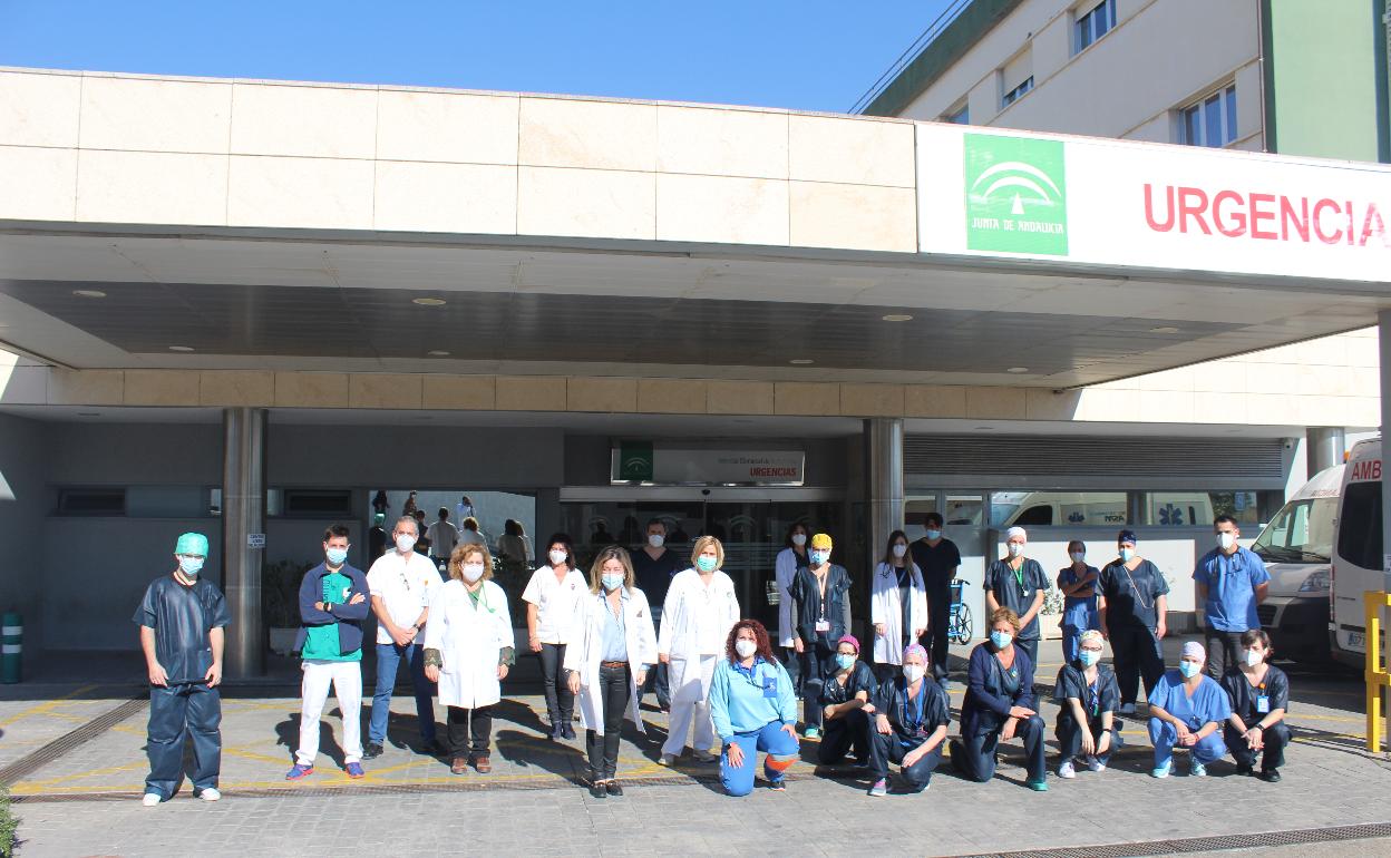 Profesionales sanitarios, a las puertas de las Urgencias del Hospital Comarcal de la Axarquía. 