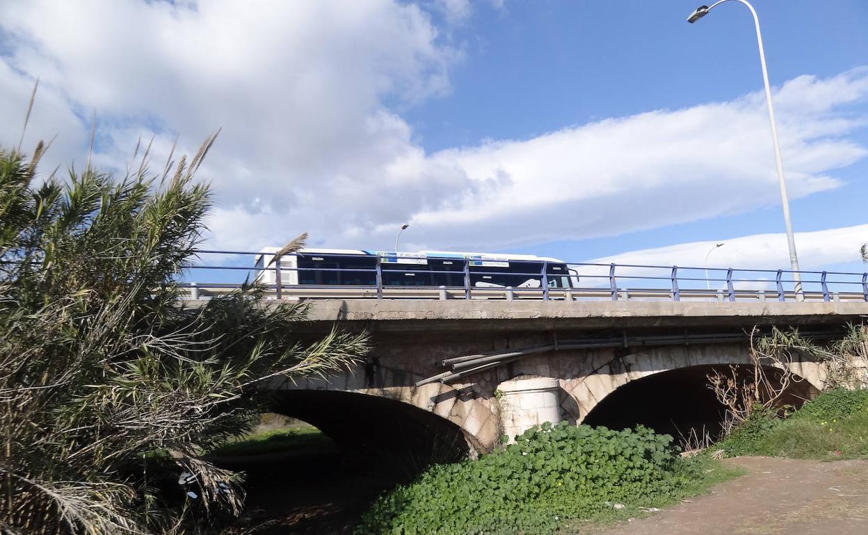 Una de las intervenciones consiste en ensanchar los ojos del puente de la antigua N-340. 