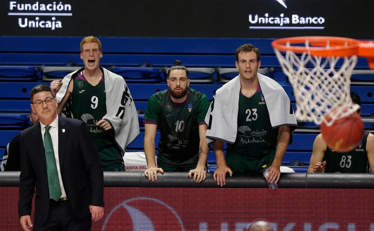 Los jugadores del Unicaja celebran una canasta en el banquillo durante el partido ante el Nanterre. 