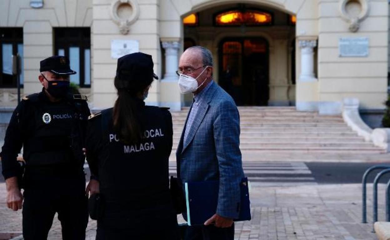 De la Torre considera que se debe premiar el comportamiento de los ciudadanos si bajan los contagios.